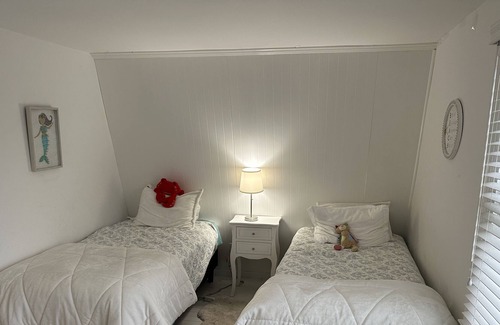 Madison Center House | Two houses from iconic East Wharf beach, beautiful well equipped beach home.