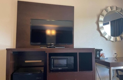 Westside Santa Cruz Hotel | Two King bed & sofa bed Santa Cruz Beach Boardwalk