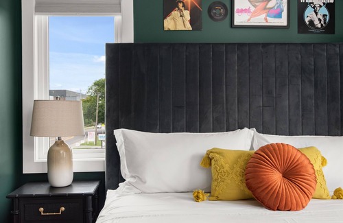East Hill House | Two King Suites|4 miles to Broadway|Free Parking