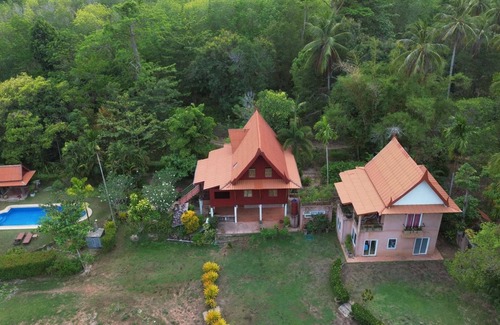 Nuea Khlong Villa | Two Kingsize bedrooms with air conditioning 1 double bedroom with fans