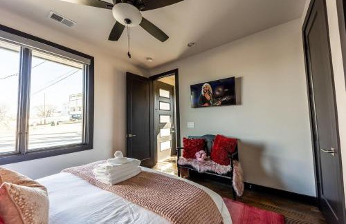 Edgehill House | Two Lavish Gulch Homes - Mins to Broadway