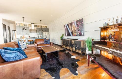 Edgehill House | Two Lavish Gulch Homes - Mins to Broadway