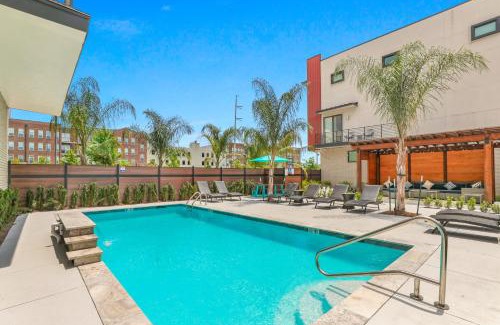 Mid-City House | Two-level Spacious Villas with Amenities