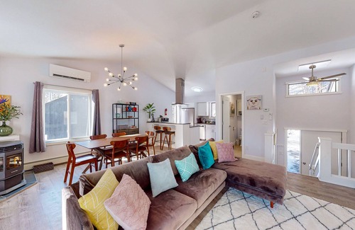 Quechee House | Two-level vacation rental with mountain view, pellet stove, W/D & full kitchen