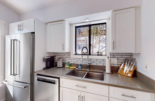 Quechee House | Two-level vacation rental with mountain view, pellet stove, W/D & full kitchen