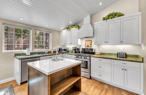 Idyllwild House | TWO Luxury Homes~WALK To Village & Creek~Basketball & Play Court~Mountain Views