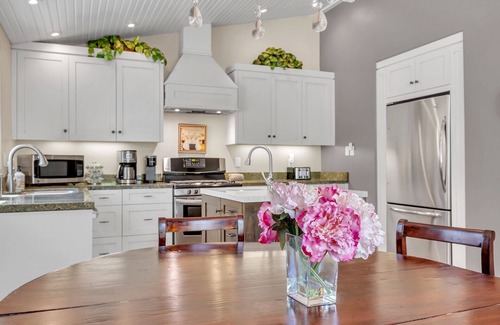 Idyllwild House | TWO Luxury Homes~WALK To Village & Creek~Basketball & Play Court~Mountain Views