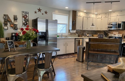 Hickory Bend House | Two minutes from the airport & ten minute uber to downtown!