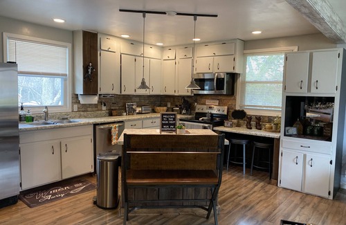 Hickory Bend House | Two minutes from the airport & ten minute uber to downtown!