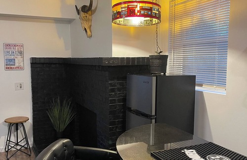 Hickory Bend House | Two minutes from the airport & ten minute uber to downtown!