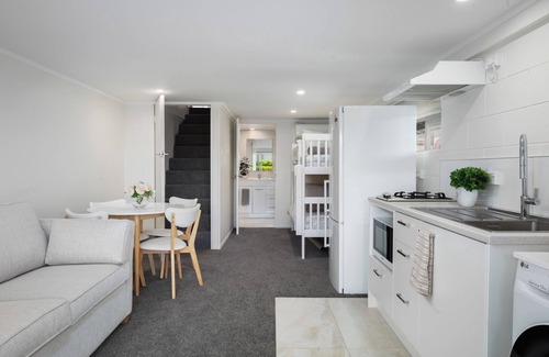 Waihi Beach House | Two Palms - Waihi Beach Holiday Apartment