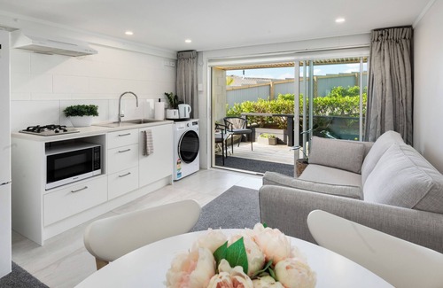 Waihi Beach House | Two Palms - Waihi Beach Holiday Apartment