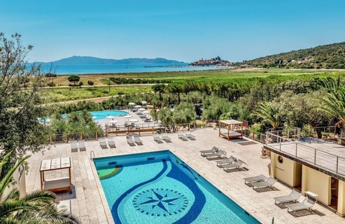 Talamone Apartment | Two-room brick apartment of approximately 35 m2 equipped with air conditioning surrounded by vegetation, composed of a living room with flat-screen television, two single beds and a kitchenette equipped with stove, fridge with freezerA double bedroom, ba