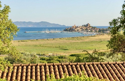 Talamone Apartment | Two-room brick apartment of approximately 35 m2 on the ground floor or first floor with air conditioning surrounded by vegetation, composed of a living room with flat-screen television, two single beds and a kitchenette equipped with stove, fridge with f