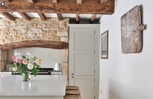 Upper Oddington House | Two Rose Walk Cottage | Cotswolds, Pub & Fire