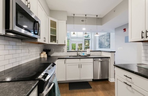 Downtown Apartment | Two Story Condo in Downtown Raleigh | Free Parking