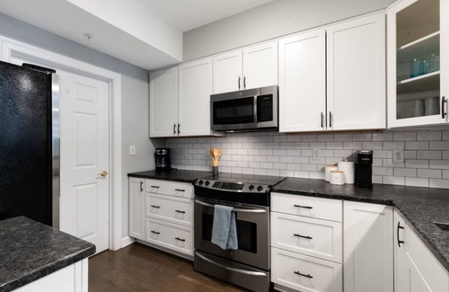 Downtown Apartment | Two Story Condo in Downtown Raleigh | Free Parking