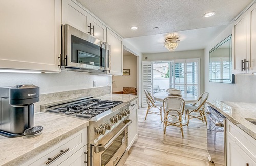 Bass Lake Condo | Two-story condo in gated community with patio, pool, hot tub - walk to Bass Lake