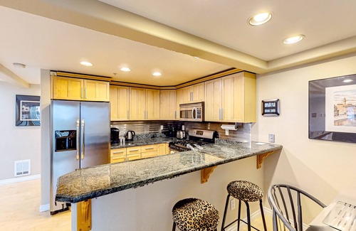 Phinney Ridge Condo | Two-story condo with fireplace & balcony in the heart of Phinney Ridge