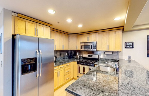 Phinney Ridge Condo | Two-story condo with fireplace & balcony in the heart of Phinney Ridge