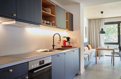 Hohwacht Apartment | Two-story maisonette with a view of the greenery.