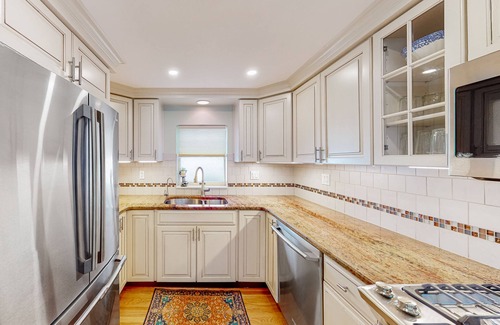 Eastport House | Two-story retreat near the harbor with a washer/dryer, patio, & gas fireplace