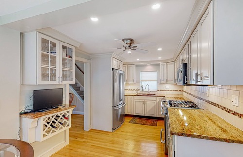 Eastport House | Two-story retreat near the harbor with a washer/dryer, patio, & gas fireplace