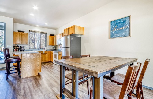 Redmond House | Two-story townhome on Ridge Golf Course with pools, hot tubs, gyms, tennis