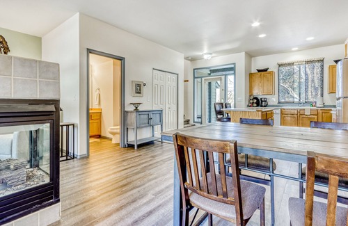 Redmond House | Two-story townhome on Ridge Golf Course with pools, hot tubs, gyms, tennis