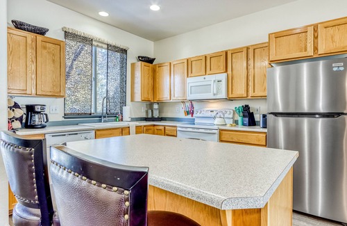 Redmond House | Two-story townhome on Ridge Golf Course with pools, hot tubs, gyms, tennis