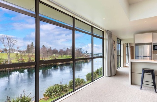 Taupo House | Two Views - Close to Town