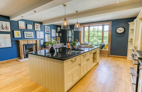 Beaumaris Cottage | Ty Castell - a town that sleeps 10 guests in 5 bedrooms