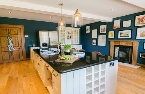 Beaumaris Cottage | Ty Castell - a town that sleeps 10 guests in 5 bedrooms