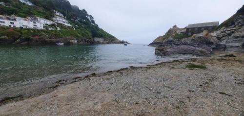 Looe House | Ty-Dee Holiday Home inside Polperro Holiday