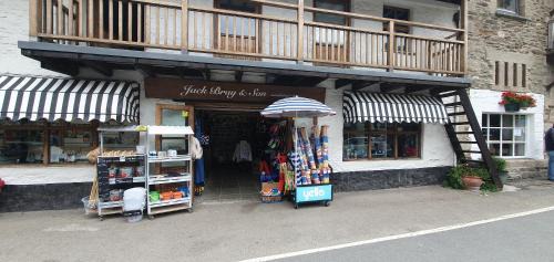 Looe House | Ty-Dee Holiday Home inside Polperro Holiday