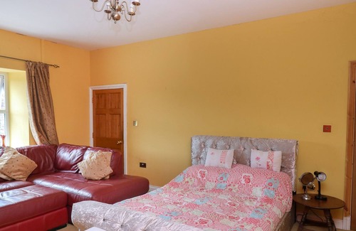 Talybont-on-Usk House | TY NOFIO, pet friendly, with pool in Tal-Y-Bont-On-Usk