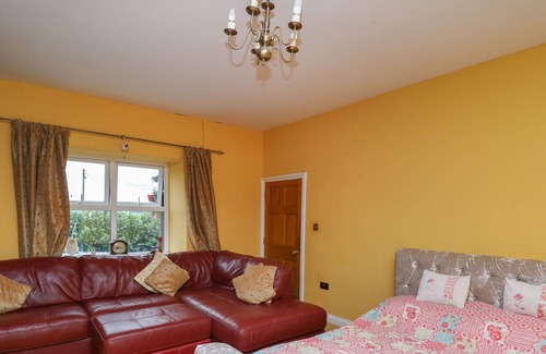 Talybont-on-Usk House | TY NOFIO, pet friendly, with pool in Tal-Y-Bont-On-Usk