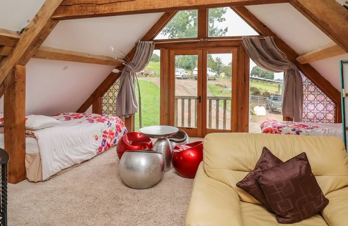 Talybont-on-Usk House | TY NOFIO, pet friendly, with pool in Tal-Y-Bont-On-Usk