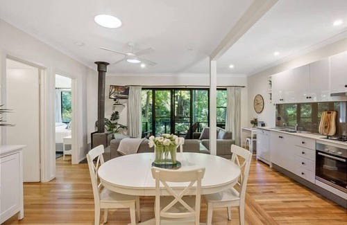 Bright Apartment | Tyntynder Garden Cottage 1