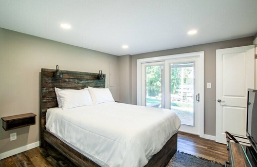 Lenoir City Cabin | Tyrrells Pass - Lake Access w/ Hot Tub & Arcade!