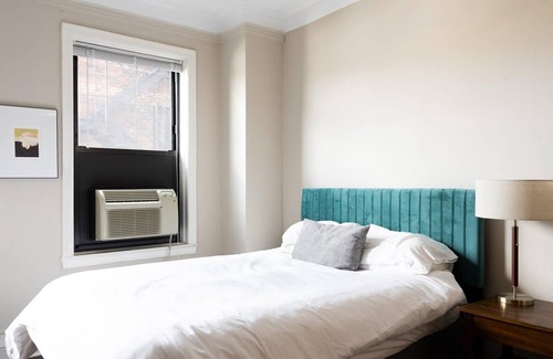 East Hyde Park Apartment | UChicago, Lake, Sci Museum | Gym + W&D | Zencity