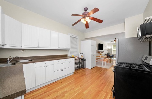 Tri-Taylor Apartment | UIC /Little Italy - Adorable 2 Bed 1 Bath Apt - FREE PARKING & IN-UNIT WASH/DRY