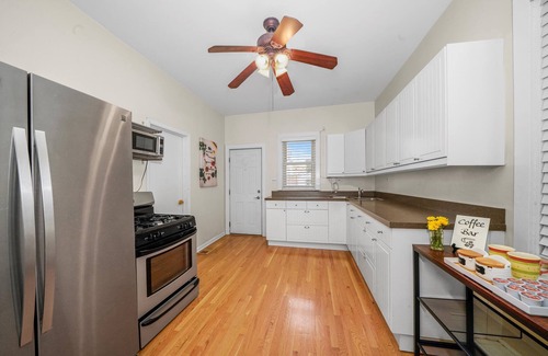 Tri-Taylor Apartment | UIC /Little Italy - Adorable 2 Bed 1 Bath Apt - FREE PARKING & IN-UNIT WASH/DRY