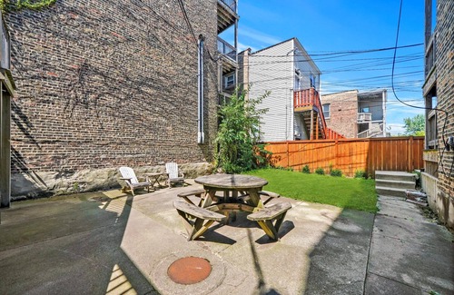 Tri-Taylor Apartment | UIC /Little Italy - Adorable 2 Bed 1 Bath Apt - FREE PARKING & IN-UNIT WASH/DRY