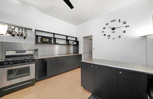 University Village / Little Italy Apartment | UIC/Little Italy - Historic 2 Bed 1 Bath Apt. WITH FREE PARKING!