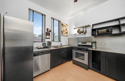 University Village / Little Italy Apartment | UIC/Little Italy - Historic 2 Bed 1 Bath Apt. WITH FREE PARKING!