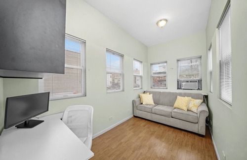 University Village / Little Italy Apartment | UIC/Little Italy - Historic 2 Bed 1 Bath Apt. WITH FREE PARKING!