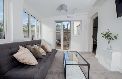London Borough of Bromley House | Ultimate Comfort 4-Bedroom Property for 7 People