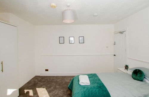 London Borough of Bromley House | Ultimate Comfort 4-Bedroom Property for 7 People