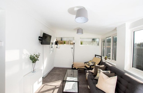London Borough of Bromley House | Ultimate Comfort 4-Bedroom Property for 7 People